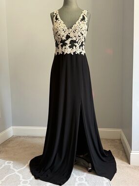 Elegant Black Floor Length Evening Gown with Ivory Lace Appliqué Bodice Size 12